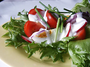 Mocno wiosenna sałatka: pomidory, jajka i rzodkiewka i liście sałaty