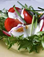 Mocno wiosenna sałatka: pomidory, jajka i rzodkiewka i liście sałaty
