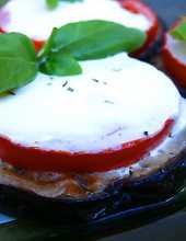 Zapiekane bakłażany z pomidorami, mozzarellą i ziołami
