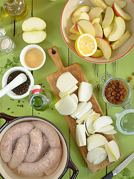 Biała kiełbasa pieczona z jabłkami i cebulą i cydrem  - etap 1