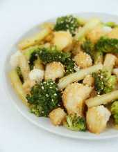 Brokuły w sezamie z kalafiorem i fasolką szparagową