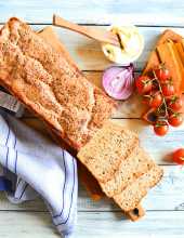 Chleb pszenno-żytni z czarnuszką i chia na zakwasie żytnim