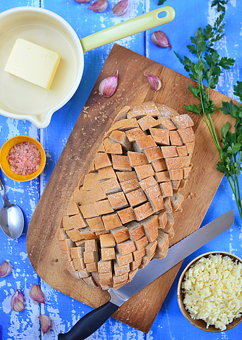 Chleb faszerowany serem i masłem czonskowo-pietruszkowym - najlepsza klasyczna wersja chleba imprezowego (chleb nacinany)  - etap 1
