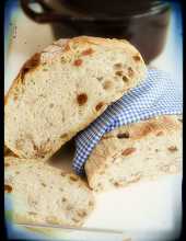 Chleb rustykalny z rodzynkami i orzechami (mona go rwnie upiec bez dodatkw)