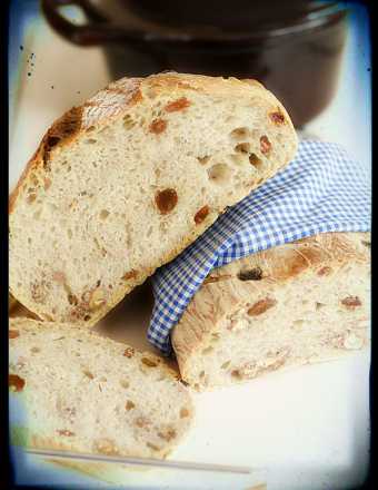 Chleb rustykalny z rodzynkami i orzechami (można go również upiec bez dodatków)