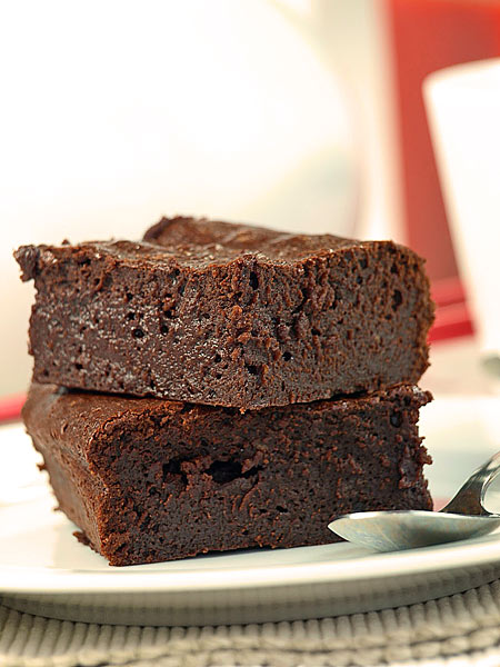 Bardzo czekoladowe ciasto (brownie) z czekoladą
