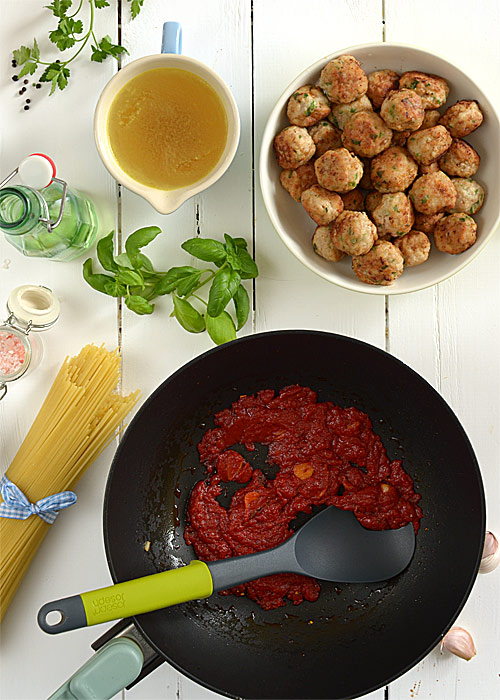 Spaghetti z klopsikami w sosie pomidorowym - etap 5