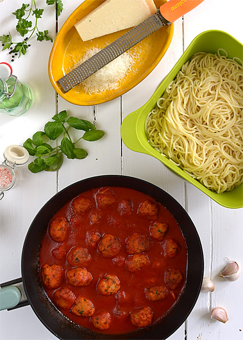 Spaghetti z klopsikami w sosie pomidorowym - etap 6
