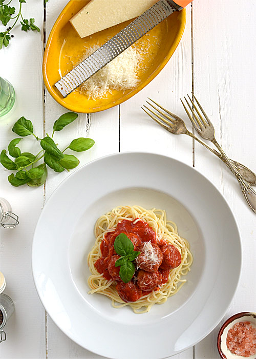 Spaghetti z klopsikami w sosie pomidorowym - etap 7