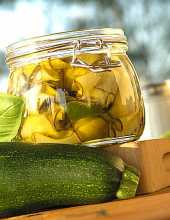 Cukinie w oliwie z bazylią i miętą