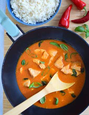Curry z łososiem i mlekiem kokosowym