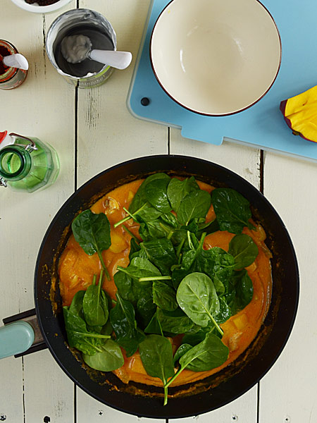 Czerwone curry z kurczakiem i mango oraz szpinakiem  - etap 10