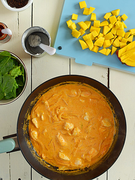 Czerwone curry z kurczakiem i mango oraz szpinakiem  - etap 7