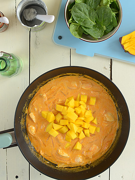 Czerwone curry z kurczakiem i mango oraz szpinakiem  - etap 8