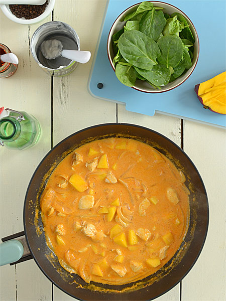 Czerwone curry z kurczakiem i mango oraz szpinakiem  - etap 9