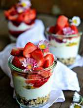 Truskawkowa fantazja - deser jogurtowy z marakują i truskawkami