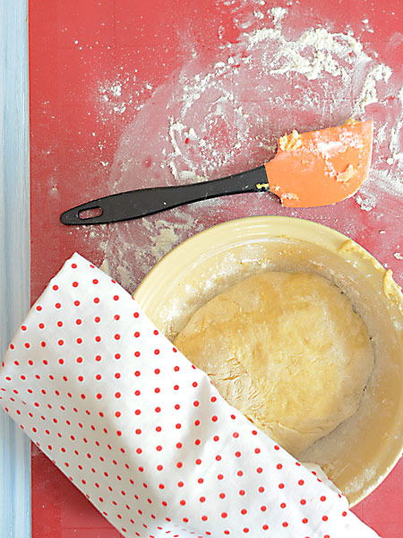 Ciasto drożdżowe z wiśniami i kandyzowanym cukrem - sposób przygotowania - etap 7