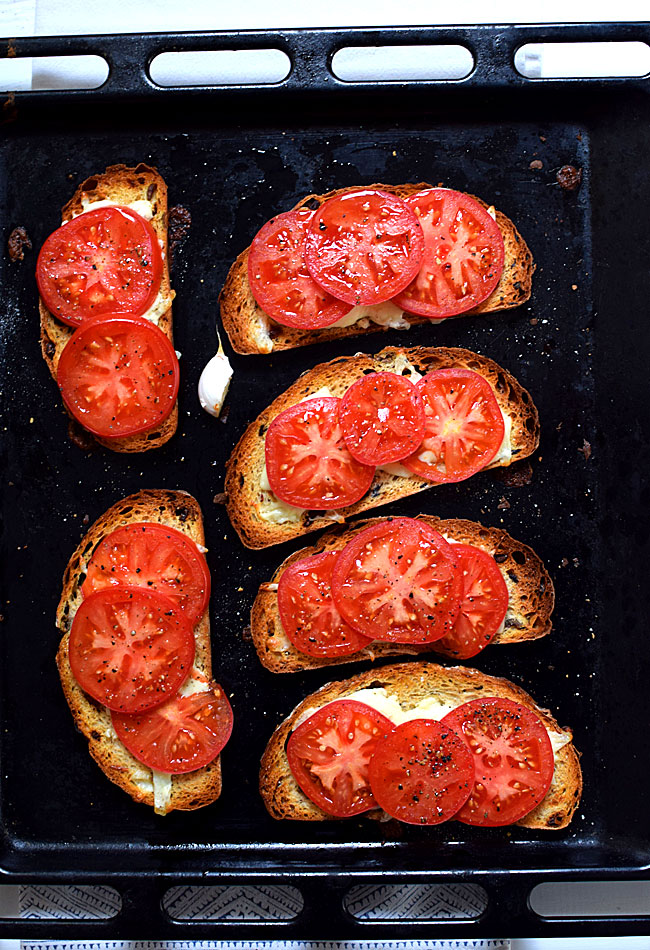 Grzanki z piekarnika - podpieczone pomidory