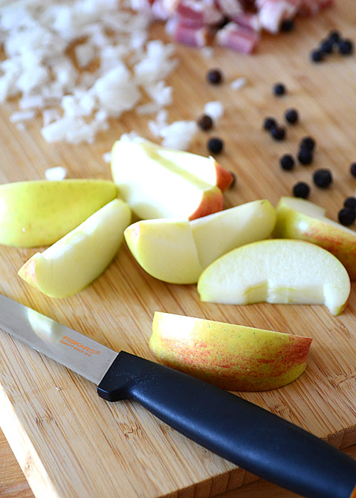 Biała kiełbasa pieczona z jabłkami, cebulą i kiszoną kapustą - etap 5
