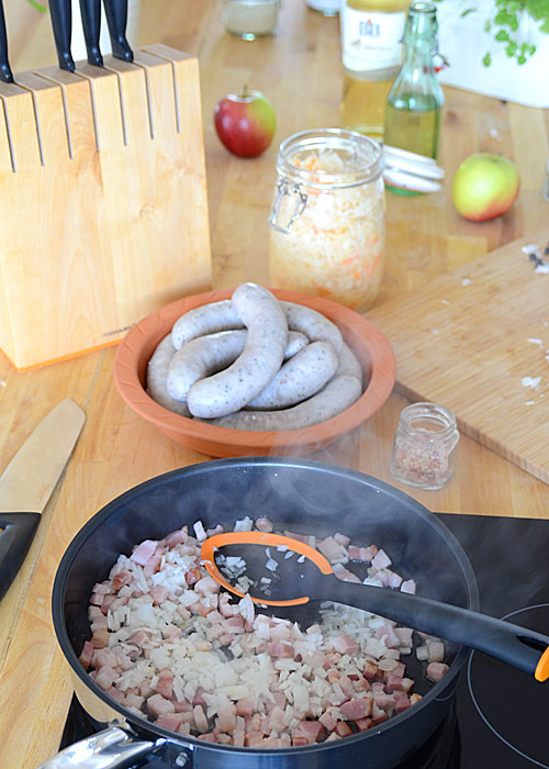 Biała kiełbasa pieczona z jabłkami, cebulą i kiszoną kapustą - etap 8
