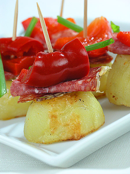 Koreczki imprezowe z pieczonych ziemniaków, z salami i marynowaną
