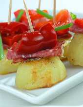 Koreczki imprezowe z pieczonych ziemniaków, z salami i marynowaną papryką