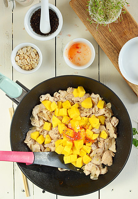 Kurczak szybko smażony (stir-fry) z mango, orzeszkami i kiełkami - etap 6