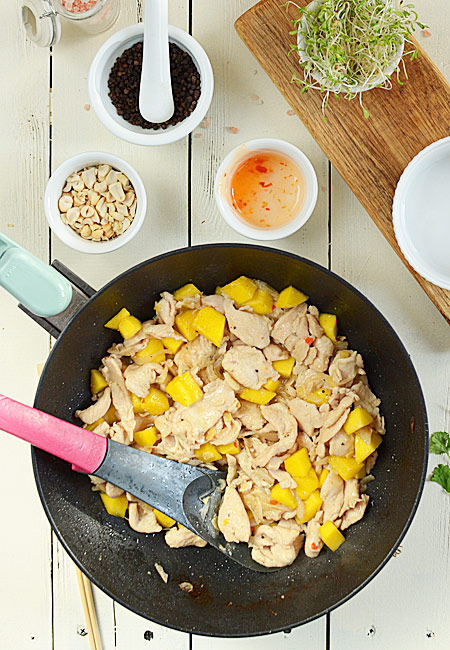 Kurczak szybko smażony (stir-fry) z mango, orzeszkami i kiełkami - etap 7