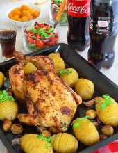 Kurczak pieczony z ziemniakami harmonijkowymi (hasselback) i pieczarkami