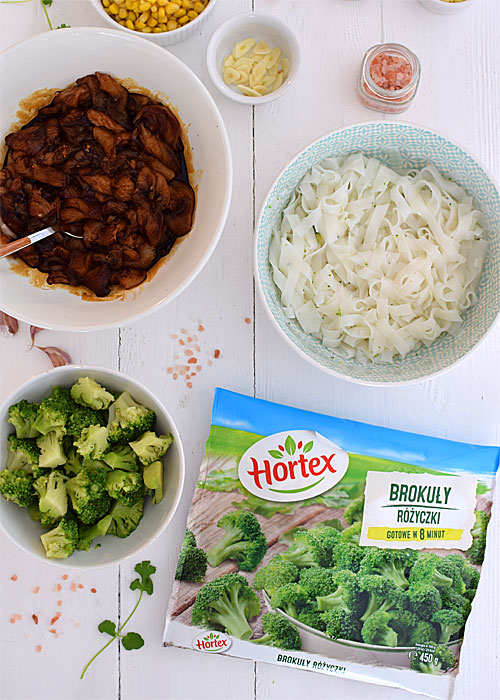 Makaron ryżowy z kurczakiem, brokułami Hortex i kukurydzą - etap 4