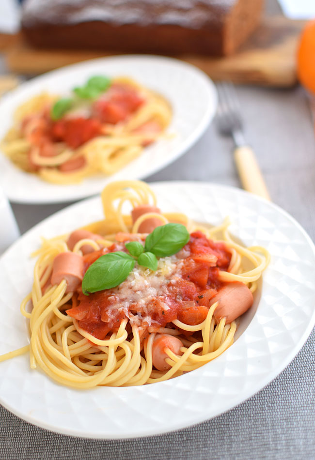 Spaghetti z parówkami w sosie pomidorowym