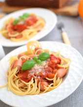 Spaghetti z parówkami w sosie pomidorowym