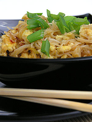Makaron ryżowy smażony z jajkiem