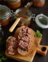 Zdrowe, zimowe mięsiwo wołowo-wieprzowe pieczone w słoikach