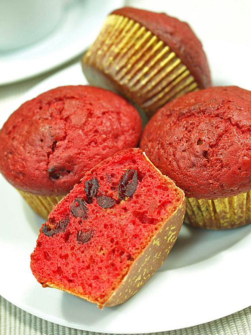 Czerwone muffiny z czerwonymi żurawinami