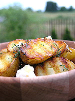 Młode ziemniaki z grilla z bryndzą
