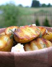 Młode ziemniaki z grilla z bryndzą
