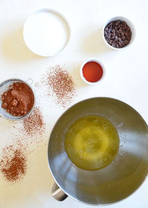 Pavlova czekoladowa z kremem z mascarpone i malinami