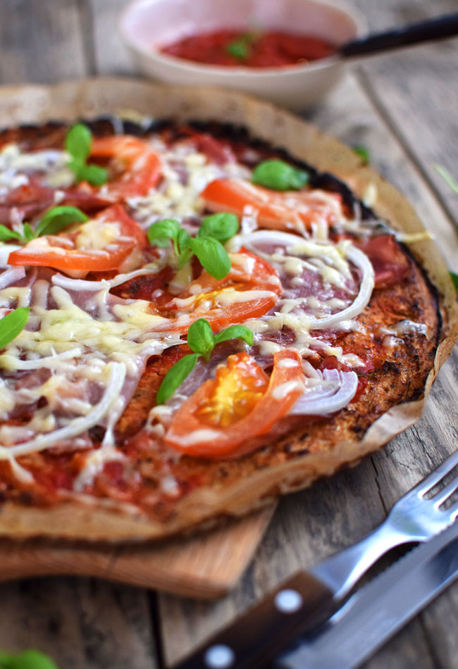 Pizza na kalafiorowym cieście z szynką długo dojrzewającą i serem - etap 1