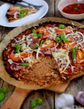 Pizza na kalafiorowym cieście z szynką długo dojrzewającą i serem
