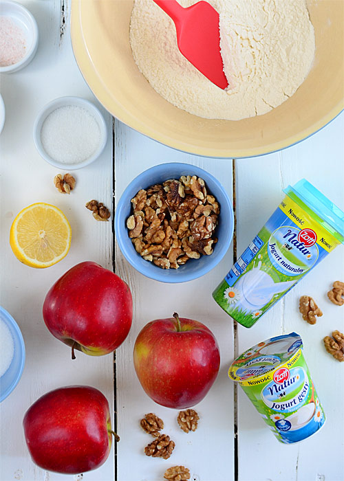 Placuszki na jogurcie z karmelizowanymi jabłkami i orzechami   - etap 1
