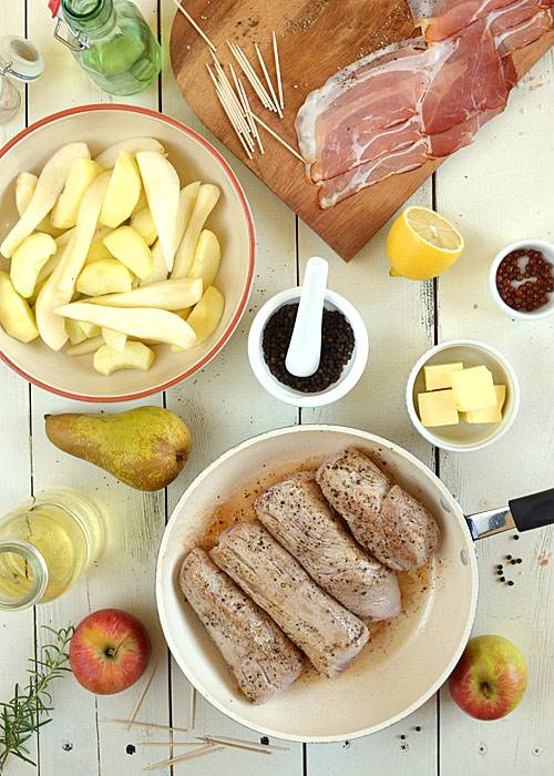 Polędwiczki owinięte szynką dojrzewającą na gruszkach i jabłkach z sosem winno-maślanym
  - etap 3