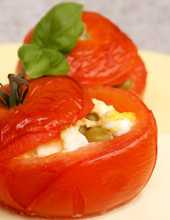Nadziewane pomidory jajecznicą z groszkiem na gorąco