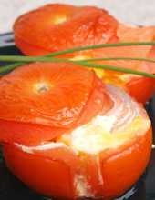Nadziewane pomidory jajecznicą z łososiem na gorąco