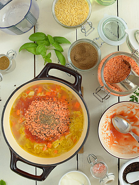 Zupa pomidorowa z soczewicą - gęsta, aromatyczna i bardzo energetyczna - etap 4
