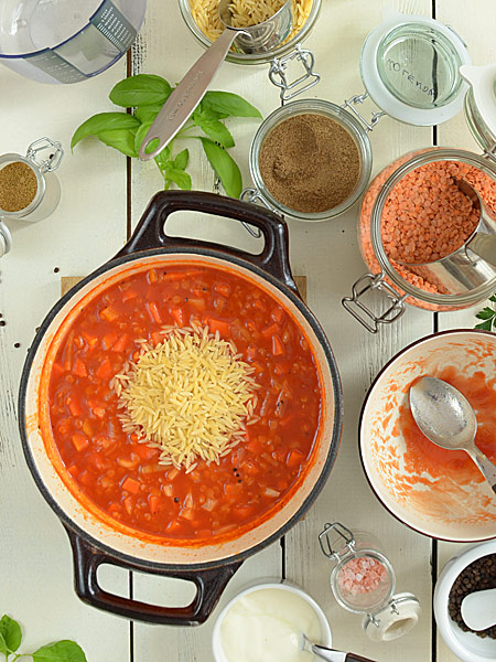 Zupa pomidorowa z soczewicą - gęsta, aromatyczna i bardzo energetyczna - etap 6