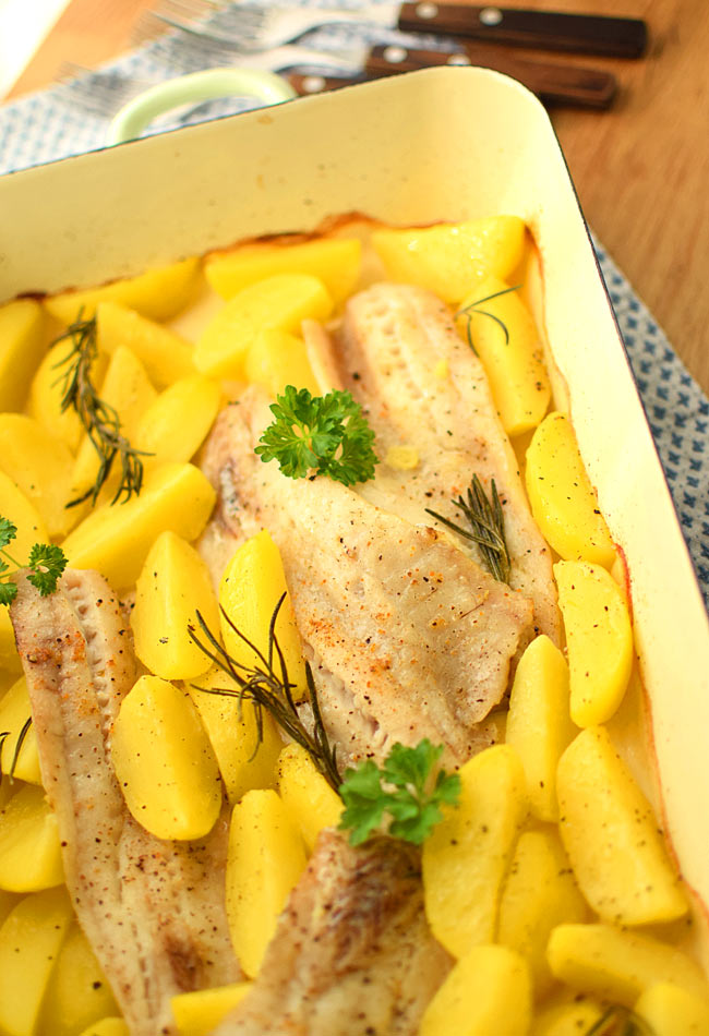 Ryba pieczona z ziemniakami i rozmarynem