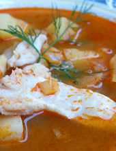 Zupa z przeróżnych ryb o silnym aromacie papryki