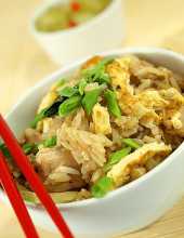 Smażony ryż z mięsem na sposób tajski