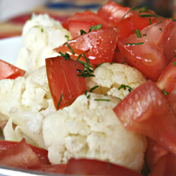 Biało czerwona surówka kalafiorowo pomidorowa